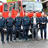 Vor dem Fahrzeug (v.l.): Kommandant Mario Dutzi, Daniel Härter, Tim Stübing und Heiko Bismarck (Feuerwehr Engelsbrand), Thomas Keller ...