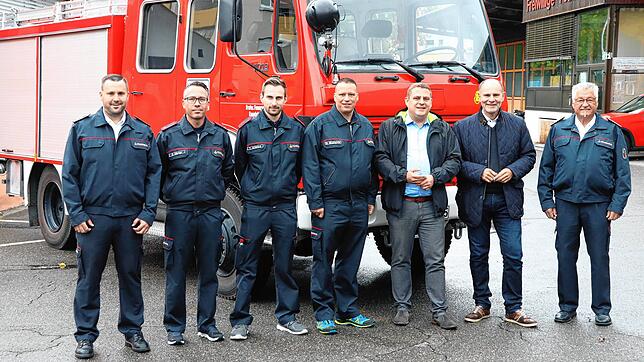 Vor dem Fahrzeug (v.l.): Kommandant Mario Dutzi, Daniel Härter, Tim Stübing und Heiko Bismarck (Feuerwehr Engelsbrand), Thomas Keller ...