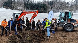 Beim Spatenstich für den Breitbandausbau (von links): Robert Gantert (Bauhof), Niklas Müller, Daniel Danner, Daniel Kaiser (Kaiser Tief- ...