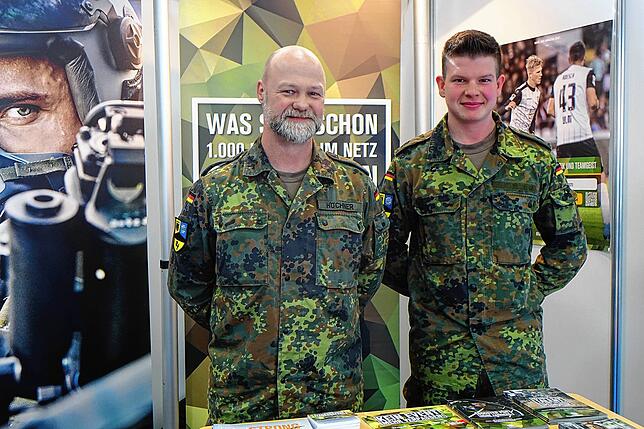 Leutnant Markus Höchner (l.) und Hauptgefreiter Valentin Götz (r). Bei der Bundeswehr kann man zahlreiche Ausbildungsberufe erlernen und ...
