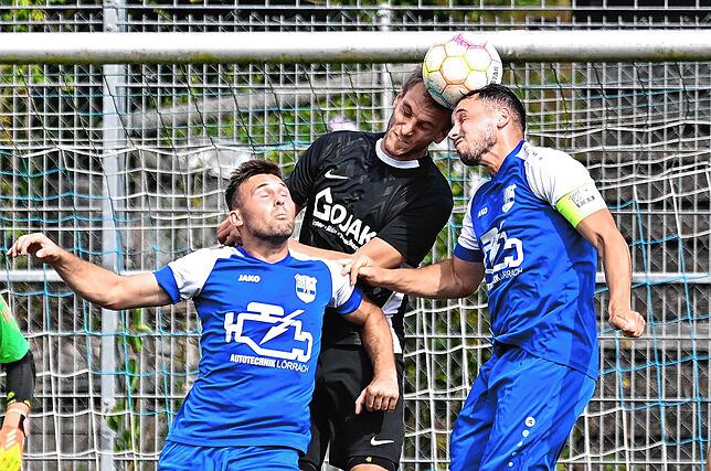 Voller Einsatz: Die Hauinger Aaron Vogt (rechts) und Moritz Keller im Kopfballduell gegen Patrick Keller von der SG FC Wehr/Brennet.