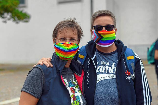 Bild 2: Menschen setzen Zeichen für Vielfalt: Eindrücke von der Queer-Pride-Kundgebung in Friedrichshafen