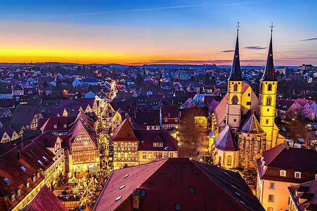 Über den Dächern und dem Weihnachtsmarkt von Bad Wimpfen.