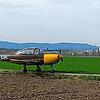Das notgelandete Flugzeug auf dem Acker vor Steißlingen ist am Dienstag und Mittwoch von Mitgliedern der Flugsportvereinigung Radolfzell ...