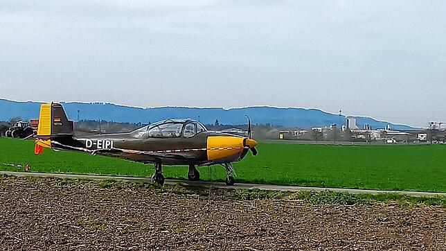 Das notgelandete Flugzeug auf dem Acker vor Steißlingen ist am Dienstag und Mittwoch von Mitgliedern der Flugsportvereinigung Radolfzell ...
