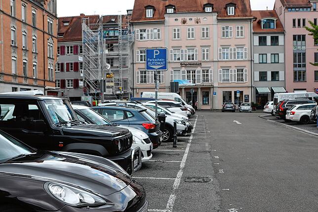 (Archivbild von 2019) 2019 oder 2024? Auf dem Stephansplatz herrscht dasselbe Bild, nämlich das parkender Autos.