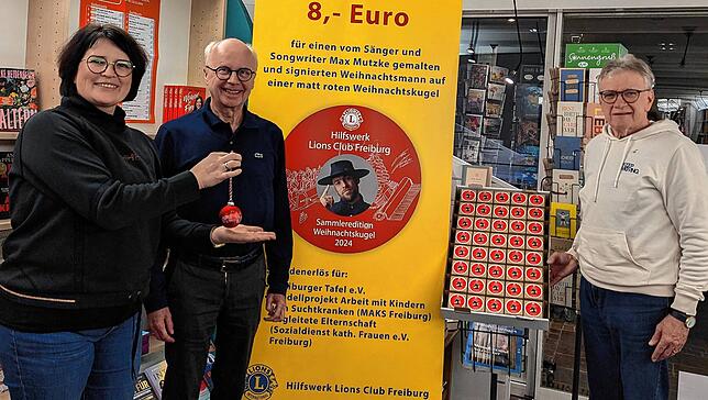 Nikola Kögel und die Lions-Mitglieder Joachim Jäckle und Gerhard Leon mit der Weihnachtskugel von Max Mutzke.