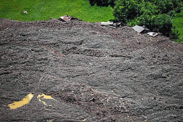 Die Schuttschicht, unter der das Dorf begraben ist, ist nach Angaben von Experten zwischen 50 und 200 Metern dick.