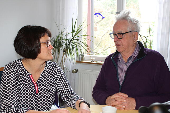 Gustav Dorell spricht mit SÜDKURIER-Mitarbeiterin Claudia Ladwig ausführlich über sein Leben im Pestalozzi Kinder- und Jugenddorf Wahlwies.