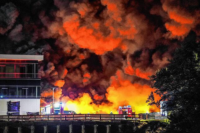 Ein Großaufgebot an Feuerwehr war nötig, um das Feuer unter Kontrolle zu bekommen.