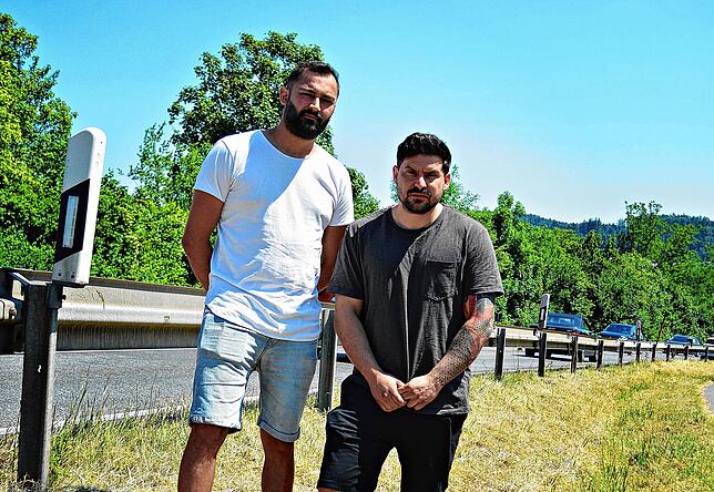 Nur wenige Autos vor Ayhan Oruc (links) und Cagdas Hepbasli kommt es zum schlimmen Unfall. Die beiden zögern keine Sekunde und leisten ...
