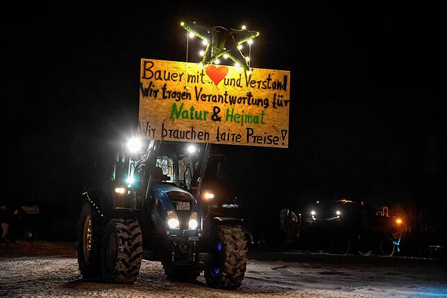 Mit ihren Traktoren verkünden die Landwirte gleichzeitig ihre Botschaften.