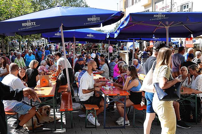 Gut verpflegt und unterhalten: An etlichen Stellen in der Altstadt – hier auf dem Seetorplatz – nutzen die Besucher das Angebot, um dort ...