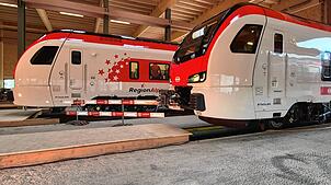 In frischem Glanz präsentieren sich die neuen Züge des Zugherstellers Stadler, die künftig für die schweizerischen Unternehmen SBB, ...