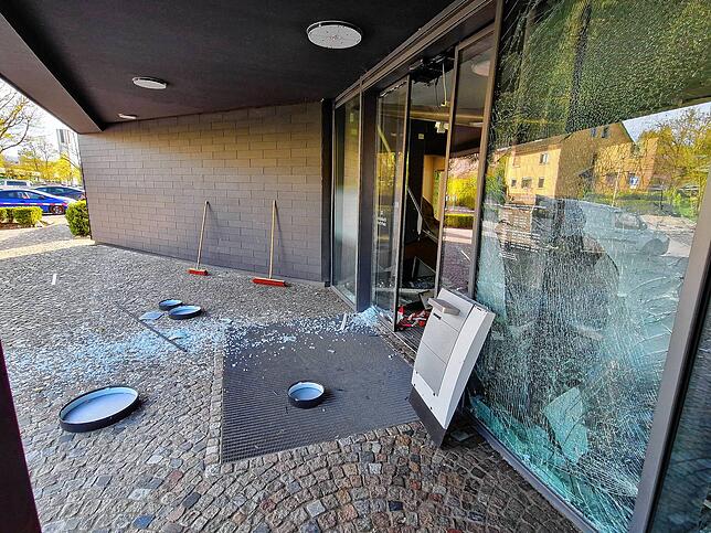 Bild 12: Sprengung der Filiale der Volksbank Hochrhein in Albbruck: Erdrückende Bilder vom Tatort
