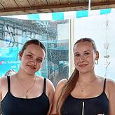 Melanie (links) und Vivien aus der Klasse 9b der Grafen von Zimmern-Realschule verkaufen Donuts und Brownies.