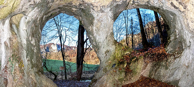 So große Einflugslöcher wie hier am Beginn der Rotebrunnenhöhle bei Beuron natürlich entstanden sind, brauchen die kleinen Fledermäuse ...