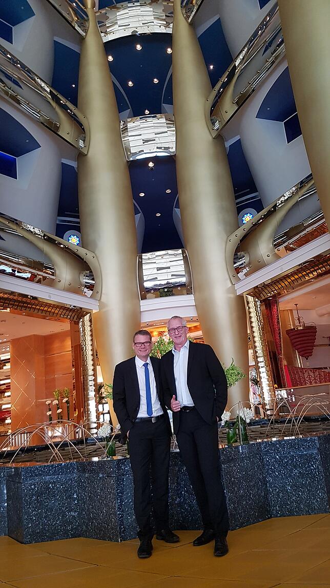 Geschäftsbesuch in Dubai. Matthias Friedrich (links) und Michael Brüner sind zum Meeting im Burj al Arab verabredet: dem höchsten ...