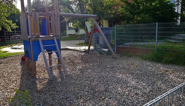 Wo sich heute die Spielanlagen des Kindergartens Hausen vor Wald befinden, soll demnächst ein Multiunktionsfeld das Sportangebot bereichern.