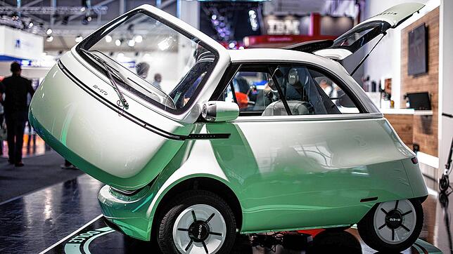 Das Stadtauto Microlino 2.0 ist während der IAA zu sehen. Der Akku reicht für 200 Kilometer, 90 Stundenkilometer sind drin.