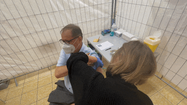 VS-Oberbürgermeister Jürgen Roth ist am Mittwoch der erste, der sich im neuen Impfstützpunkt im Schwarzwald-Baar-Center die ...