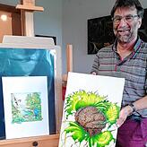 Zwei Welten – Roland Spohn mit einer naturgetreuen Illustration und einem seiner Bilder, in denen er im Stil des fantastischen ...