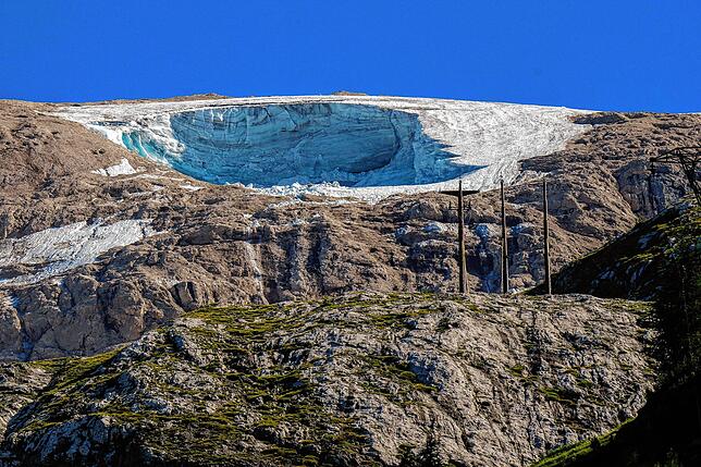 Die Abbruchkante nach dem Gletscherunglück in den Dolomiten ist klar erkennbar.