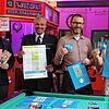Sie stehen hinter der Jugendschutzkampafne (von links): Uwe Böhler (stellvertretender Leiter Ordnungsamt), Stephan Frei (Revierleiter ...