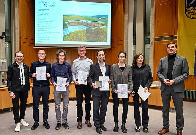 Bei der Preisverleihung der Architektenkammer Baden-Württemberg im Landratsamt Konstanz für Beispielhaftes Bauen posieren (v.l.): ...