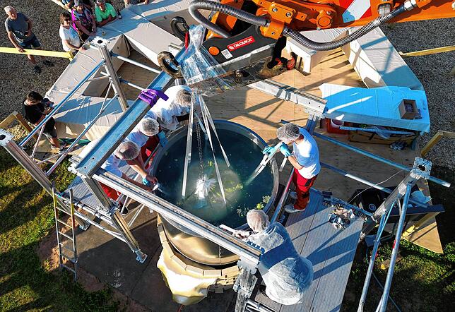 Der rohe Kloß wird mit einem Bagger in den 3000-Liter Kochtopf gehoben (Aufnahme mit einer Drohne). Beim Dorfjubiläum haben die ...