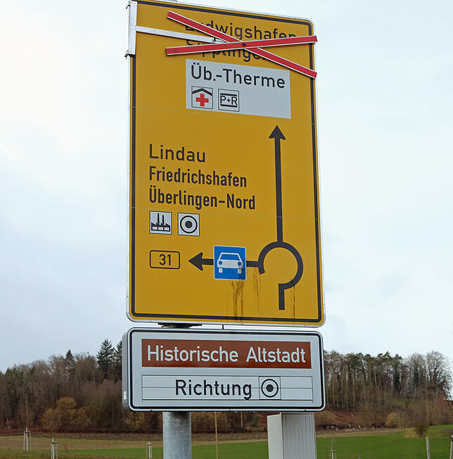 Von der L 195 aus Owingen kommenden folgt man dem Zeichen Zentrum auf die B 31-neu und gelangt später über die Lippertsreuter ...