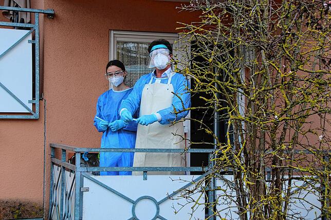 Cornelius Neidhart und Medizinstudentin Paulina Schimmelfennig auf dem Balkon.