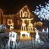Das Weihnachtshaus am Engener Hugenberg strahlt durch tausende kleine Lichter und Leuchtfiguren in der Dunkelheit.