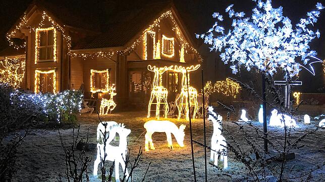 Das Weihnachtshaus am Engener Hugenberg strahlt durch tausende kleine Lichter und Leuchtfiguren in der Dunkelheit.