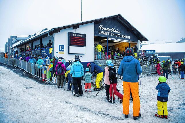 Wintersportler vor der Gondelbahn im Schweizer Emmetten.