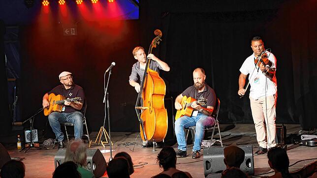 Das Simon-Ort-Trio spielt mit Wattie Rosenberg im kleinen Zelt.