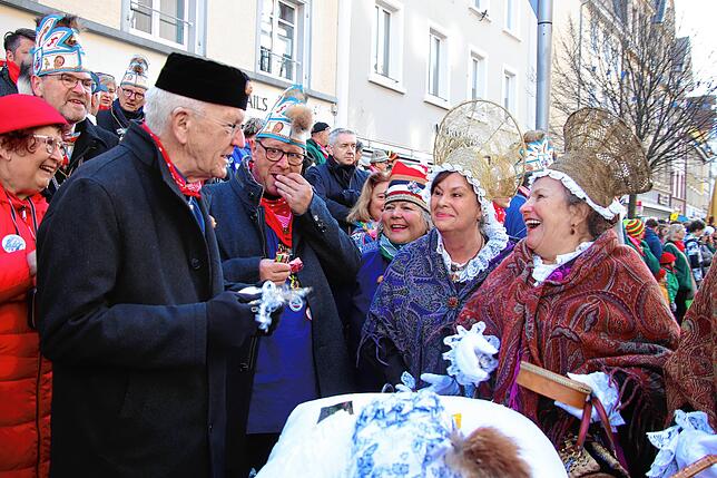 Bild 7: Fasnet: Und der Ministerpräsident feiert mit (1)