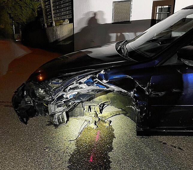 Die linke Seite des Autos ist völlig demoliert, das Rad fehlt.