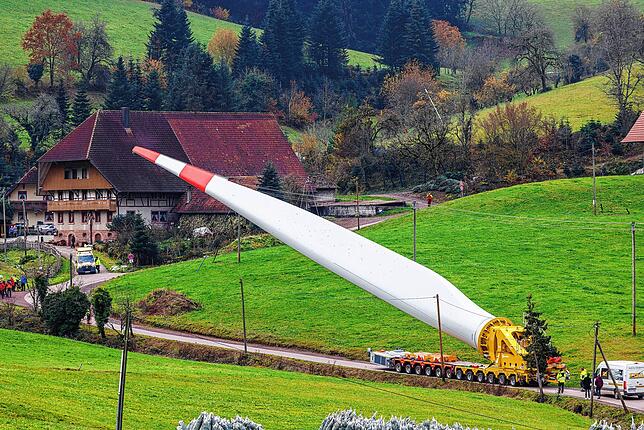 Ein 68 Meter langes Rotorblatt wird nahe Biberach auf einer Gemeindestraße eine Anhöhe hinauf transportiert. Der Konvoi kommt nur im ...