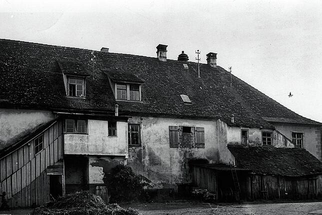 Die Nordseite des alten Rathaus mit Aufgang zu den „Sozialwohnungen“ 1952.