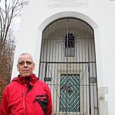 Das Eiserne Kreuz im Tor: Vorsitzender Klaus Schöner steht an der Riesenbergkapelle, in der die Namen aller gefallenen 114er verzeichnet ...