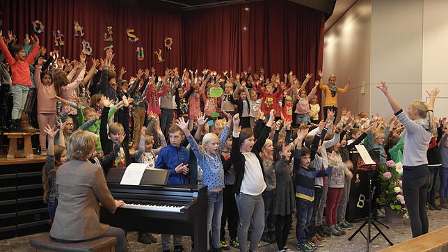 Herzliche Begrüßung von Julie Adam, neue Rektorin der Teuringer-Tal-Schule in Oberteuringen: Die Schüler spielten bei der Amtseinführung ...