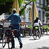 Während der eine Radfahrer sich an das Fahrverbot auf der Promenade hält, tut es die ihm vorausfahrende Dame nicht.