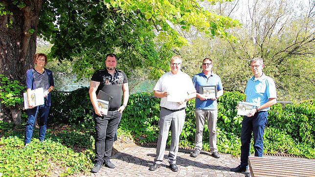 In einer Gemeinschaftsarbeit ist die neue Broschüre zur Biodiversität in Bad Säckingen entstanden. Von links: Stadbaumeisterin Margit ...