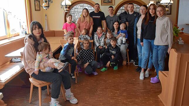 Die Flüchtlinge im Badischen Hof, von denen hier die meisten zu sehen sind, freuen sich über die große Hilfsbereitschaft.
