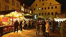 Die Besucher sind neugierig und kommen am Eröffnungstag des Weihnachtsmarktes in Scharen. Bis Sonntag ist am Münster viel geboten – ...