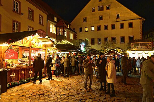 Die Besucher sind neugierig und kommen am Eröffnungstag des Weihnachtsmarktes in Scharen. Bis Sonntag ist am Münster viel geboten – ...
