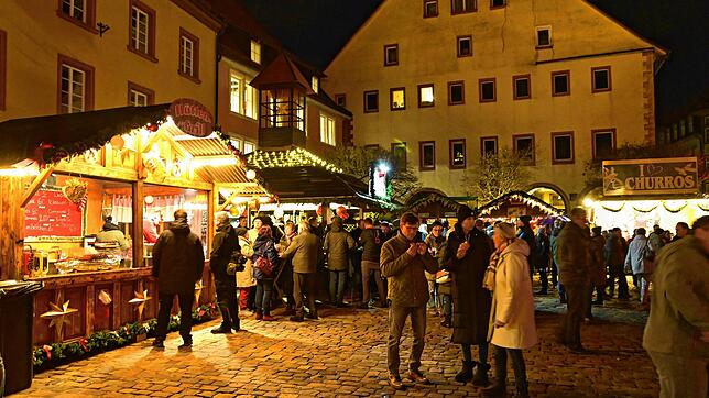 Die Besucher sind neugierig und kommen am Eröffnungstag des Weihnachtsmarktes in Scharen. Bis Sonntag ist am Münster viel geboten – ...