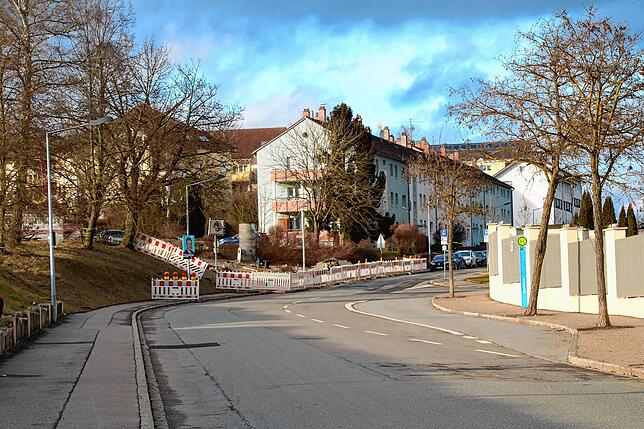 Die neu entstehende Realschule soll durch den Umbau der Bushaltestellen in der Friedhofstraße und den Bau einer Buswendeschleife sowie ...