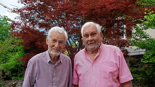 Die ehemaligen Vorsitzenden des Warmbacher Männergesangvereins Werner Böhler (rechts) und Albert Ganter lösen den Verein nach 131¦Jahren ...